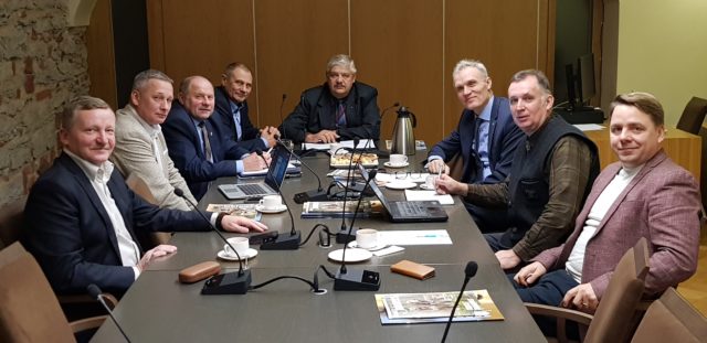 Foto: jahimeeste töörühma juhtis Riigikogu liige Riho Breivel (keskel)