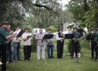 Anname hoogu eesti jahisarvemuusikute minekule Euroopasse Ühendkoorid. Plaadi esitlusel 2018. Foto A.Hamburg