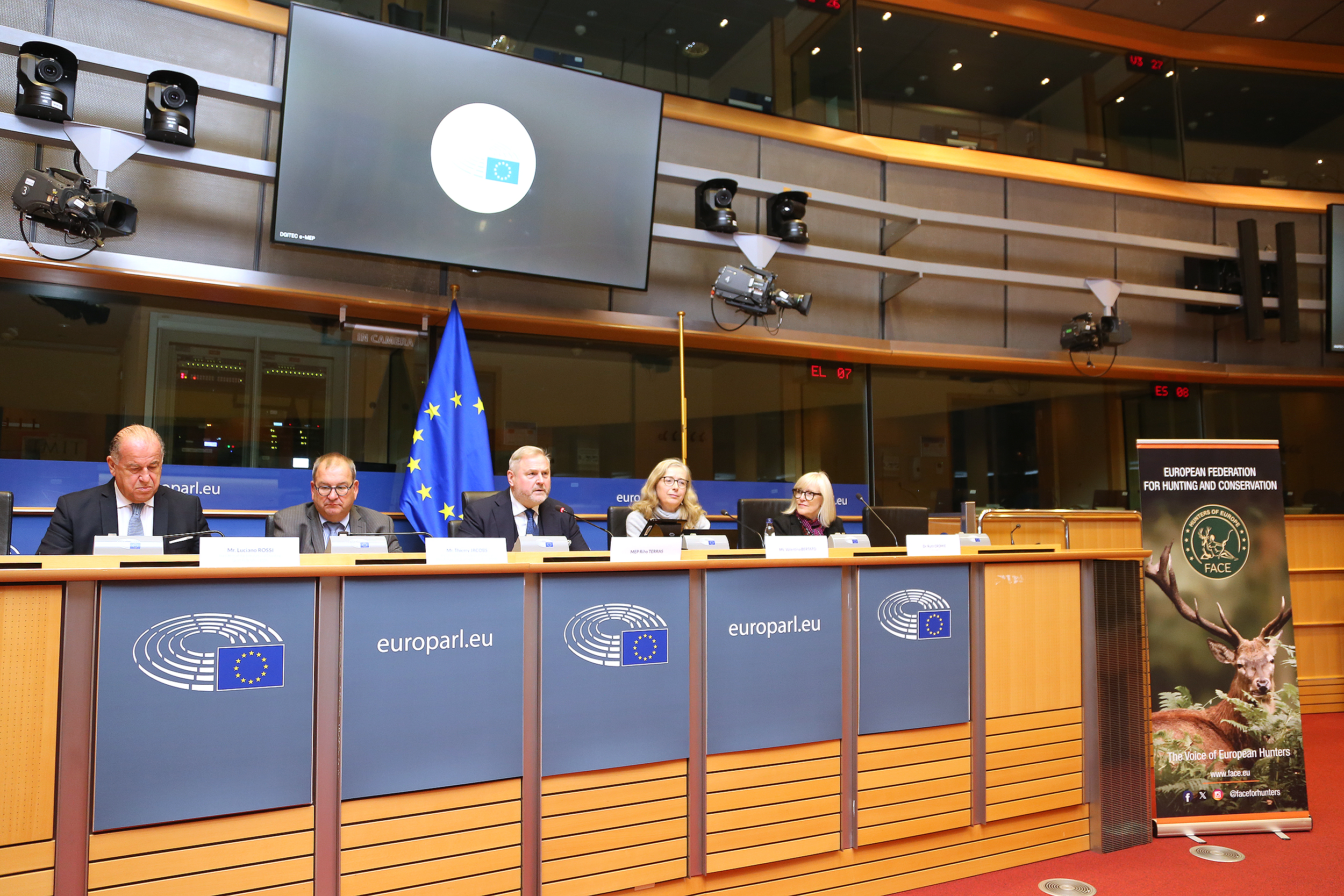 002_FACE_by_Alexander_Louvet