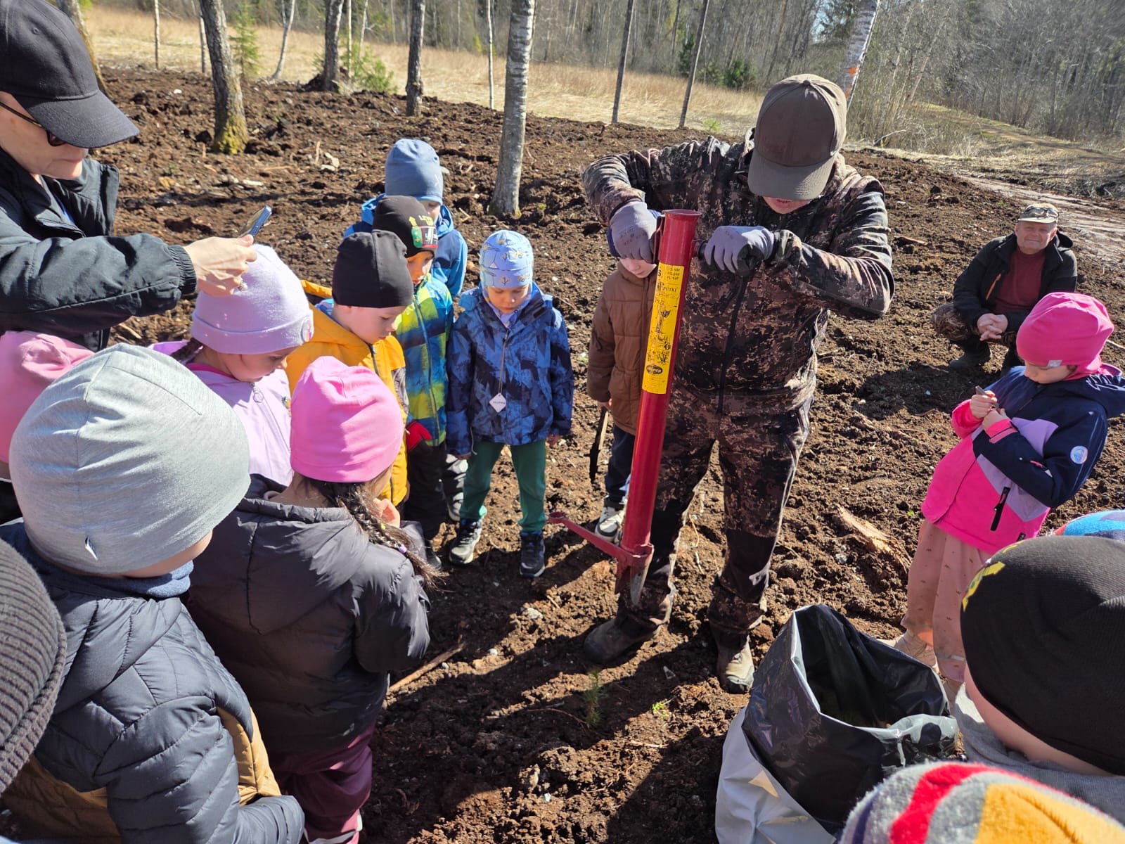 15. aprillil osalesid Tallinna Sõbrakese lasteaia Mõmmikute rühm Jüri jahtkonnas õppeprogrammis „Mets on kodu“ . Õppeprogrammis osales 21 eelkooliealist last ja
