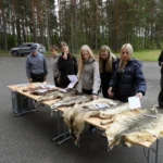 „Jäljekütid looduses“ tõi Värska lapsed metsloomade jälgi avastama