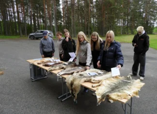 „Jäljekütid looduses“ tõi Värska lapsed metsloomade jälgi avastama
